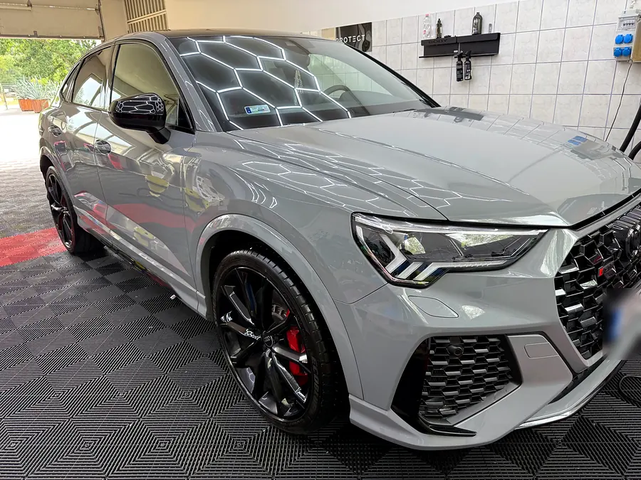 Szürke Audi RS Q3 Sportback a stúdióban