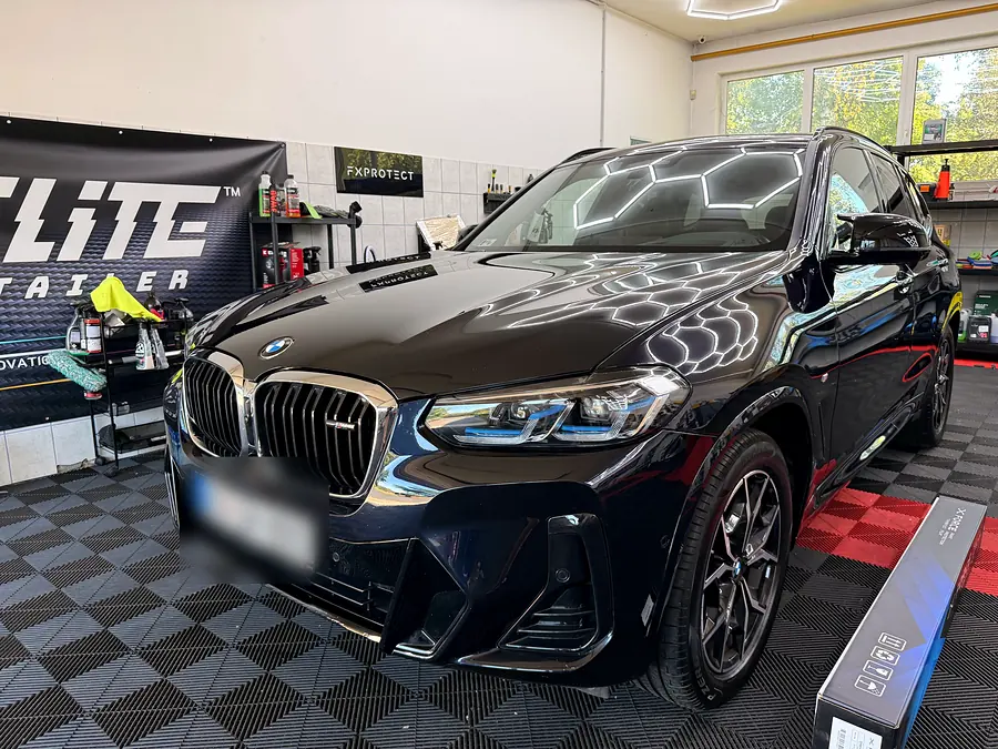 BMW X3 elölről, ELITE és FX Protect molinók előtt