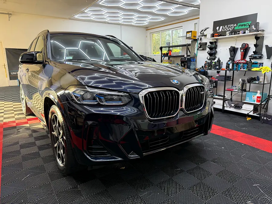 BMW X3 a stúdióban, háttérben a termékpolcokkal
