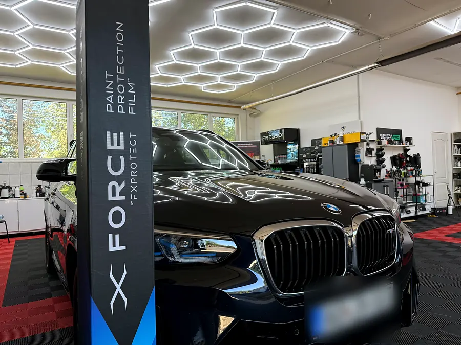 BMW X3 az X-FORCE kővédő fólia doboza mellett