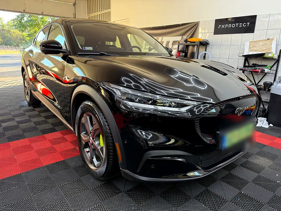 Fekete Ford Mustang Mach-E a stúdióban