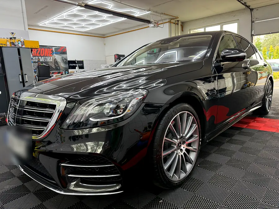Fekete Mercedes-Benz S-osztály elölről a stúdióban