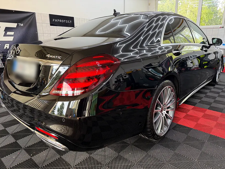 Fekete Mercedes-Benz S-osztály hátulról, tükröződő fényezéssel