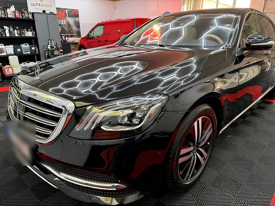 Mercedes-Benz S-osztály a hatszög-lámpák alatt