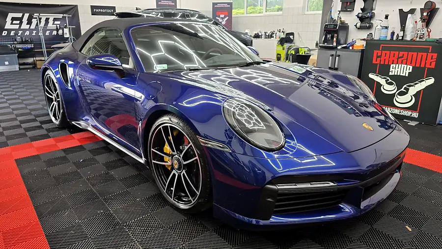 Kék Porsche 911 Cabriolet tükörfényes fényezéssel a Car Zone stúdióban