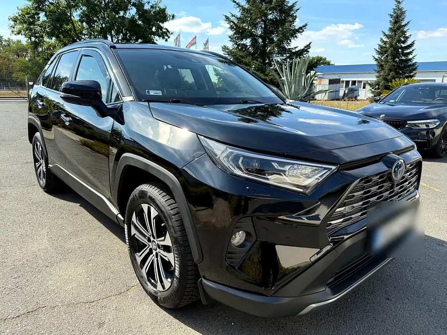 Fekete Toyota RAV4 elölről, átadás után