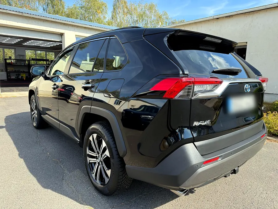Fekete Toyota RAV4 hátulról, átadás után