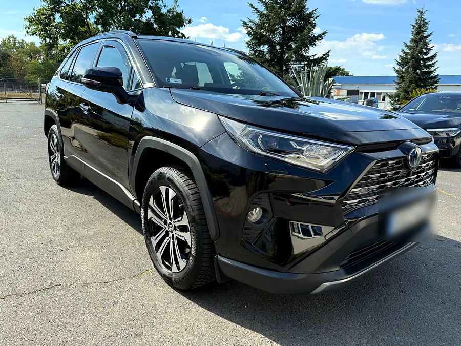 Fekete Toyota RAV4 jobb elölről