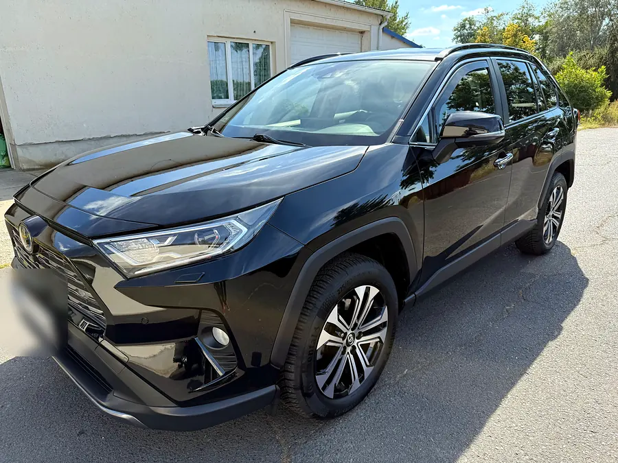 Fekete Toyota RAV4 bal elölről