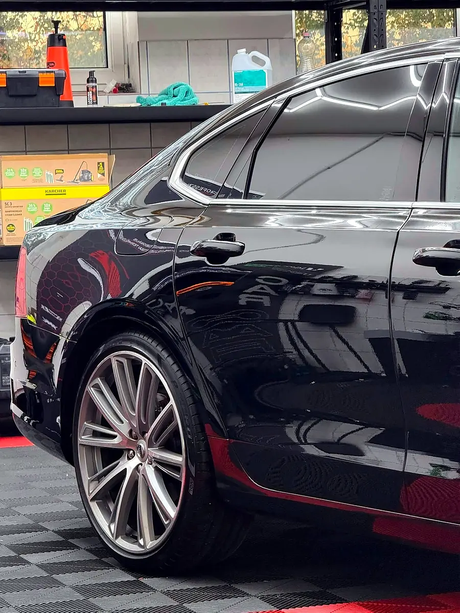 Volvo S90 hátsó sárvédője tükröződéssel