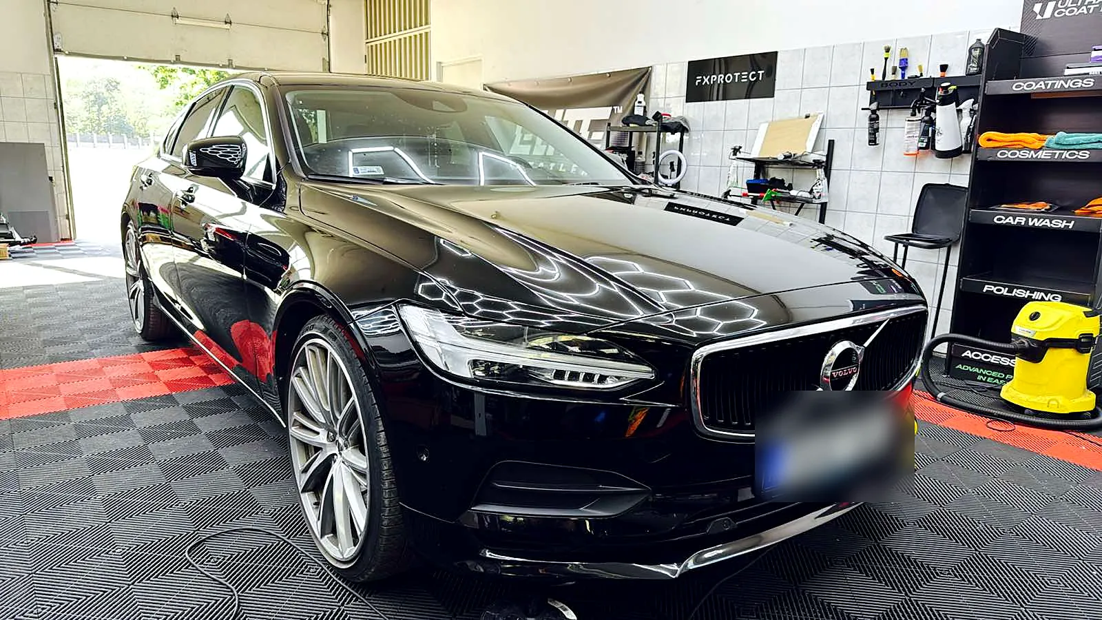 Volvo S90 a munka után a stúdióban