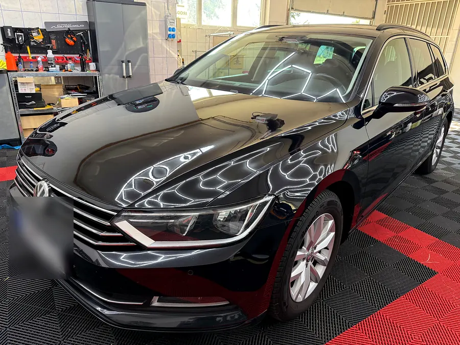 Fekete Volkswagen Passat Variant tükörfényes motorháztetővel