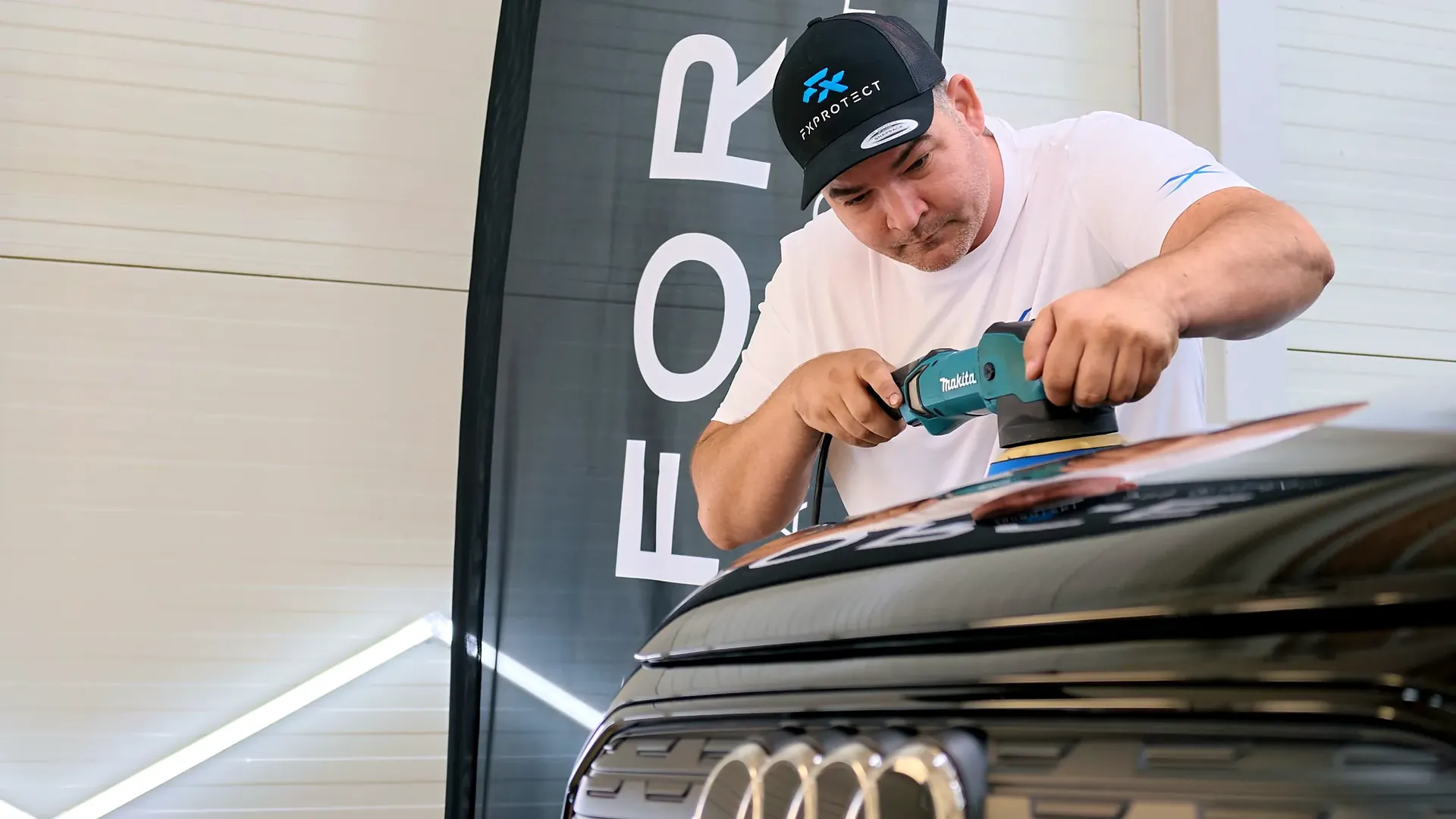 Audi motorháztető polírozása közelről